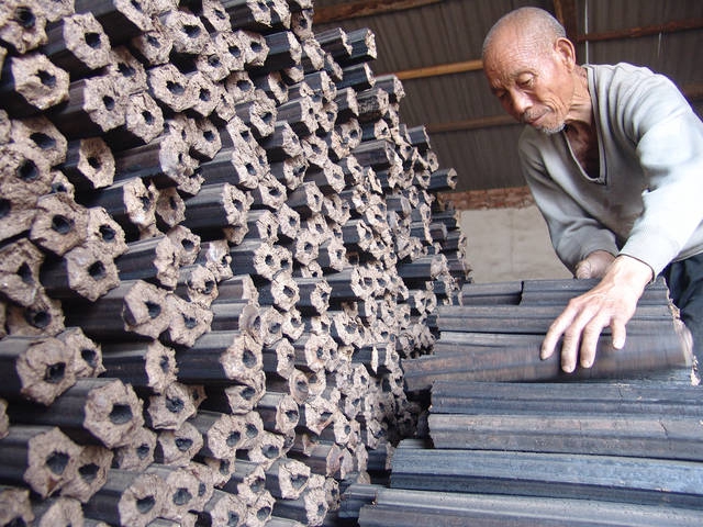 致富大參考：用鋸末邊角料加工機制木炭賺錢嗎？